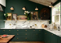 Зеленая кухня с деревянной столешницей в интерьере