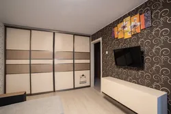 Дизайн стены в гостиной с встроенными шкафами