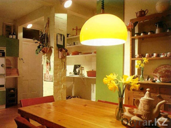 Люстра над обеденным столом на кухне фото