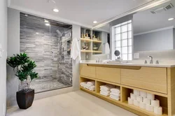 Дизайн ванной комнаты с полками в стене