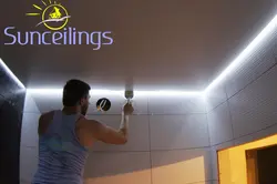 Işıqlandırma ilə banyoda asma tavanların fotoşəkili