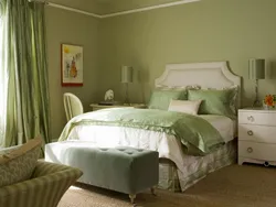 Фота дызайн спальні з зялёнымі шпалерамі
