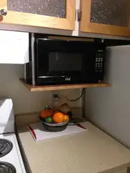 Микроволновка на кронштейнах на кухне фото