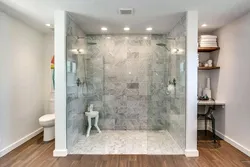 Бұрыштық ванна мен душ дизайны бар ванна бөлмесі