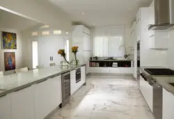 Дизайн кухни с белым полом и стенами