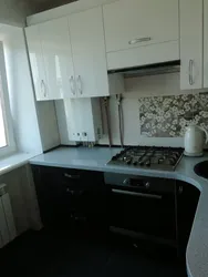 Мебель на маленькую кухню в хрущевке с колонкой фото