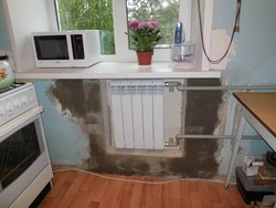 Дызайн халадзільніка пад акном на кухні ў хрушчоўцы.