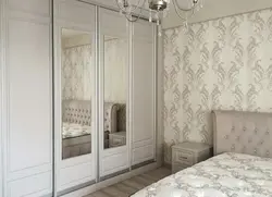 Дизайн спальни с белым шкафом купе