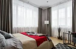Дызайн спальні з двума вокнамі на адным баку