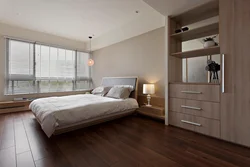 Дизайн спальни с коричневым полом