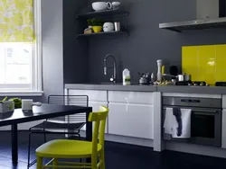 Светло серые обои в интерьере кухни