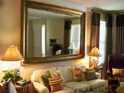 Дизайн гостиной с зеркалом на всю стену