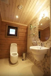 Туалет с ванной в деревянном доме дизайн фото