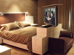 Интерьер спальни с кроватью и телевизором