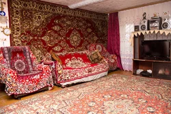 Интерьер спальни с ковром на стене фото