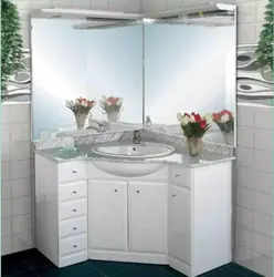 Шкафы және айна фотосуреті бар ваннаға арналған раковина