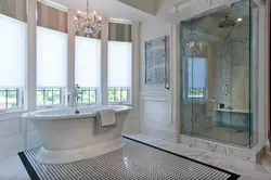 Дизайн ванной комнаты с окном и душевой кабиной