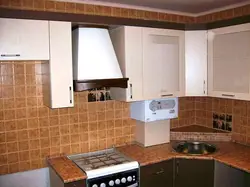 Интерьер кухни с газовым котлом на стене