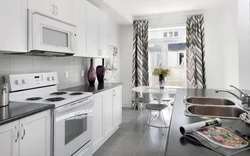 Дизайн штор для кухни с серыми обоями