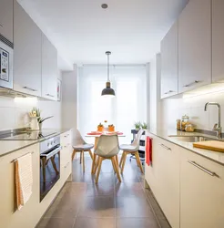 Маленькая узкая кухня дизайн фото с холодильником