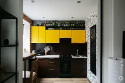 Двухцветные кухонные гарнитуры для маленькой кухни фото