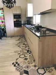 Комбинированная плитка на кухне на полу фото