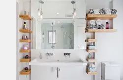 Интерьер ванны комнаты с полками