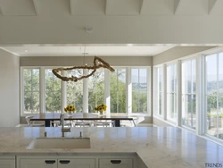 Кухня в доме с панорамными окнами дизайн фото