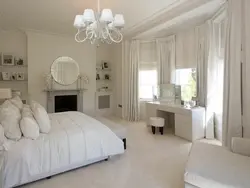Светлая спальня с белой мебелью фото