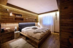Интерьер спальни с деревянной стеной фото