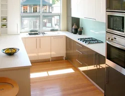 Дизайн современной светлой кухни с окном