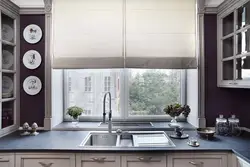 Дизайн современной светлой кухни с окном