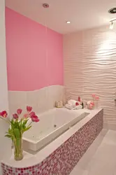 Інтэр'ер ванны з ружовай пліткай