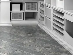 Серая плитка на кухне на полу фото