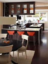 Дизайн кухни с коричневым столом и стульями