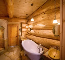 Бөренелерден жасалған ағаш үйдегі ванна бөлмесінің интерьері