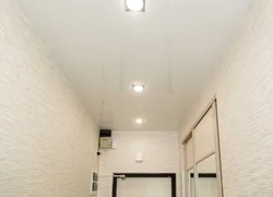 Светильники на натяжном потолке в прихожей интерьер фото