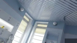 Интерьер ванной с реечным потолком