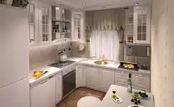 Дызайн кухні з акном і трыма дзвярамі