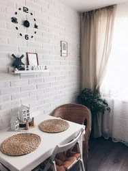 Дизайн белой кирпичной стены на кухне