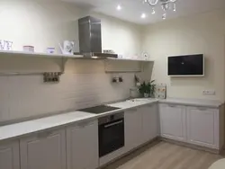 Кухни без навесных шкафов в интерьере с пеналом фото