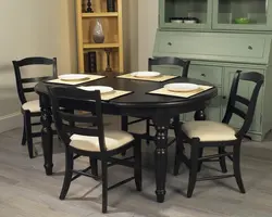 Круглы драўляны стол у інтэр'еры кухні