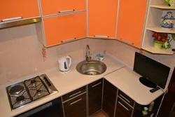 Кухонный гарнитур с угловой мойкой для маленькой кухни фото