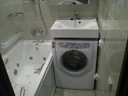 Ванна и стиральная машина в маленькой ванной комнате фото