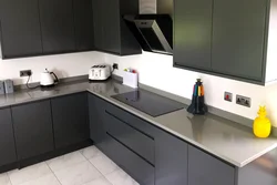 Светлая кухня с серой столешницей фото