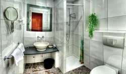 Дызайн ваннай з душавой і туалетам і ваннай у доме