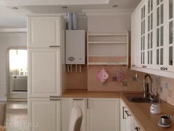Интерьер маленькой кухни с котлом