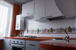 Інтэр'ер маленькай кухні з катлом