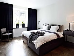 Дизайн спальни с темными шторами
