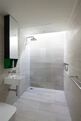 Дизайн ванной с серой плиткой на полу